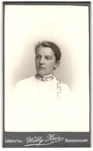 Fotografie Willy Zeiz, Löbau i. Sa., Porträt einer Frau in elegantem Kleid