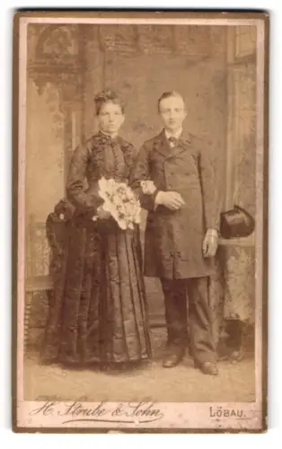 Fotografie H. Strube & Sohn, Löbau, Blumenstrasse 339, Paar in feierlicher Kleidung