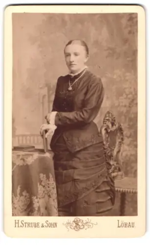 Fotografie H. Strube & Sohn, Löbau, Blumenstrasse 339, Frau in eleganter Pose