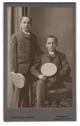 Fotografie Taggeselle & Ranft, Dresden, Augsburgerstr. 9, Zwei Jungen mit Hüten