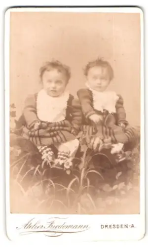 Fotografie Atelier Friedemann, Dresden, Ammonstrasse 70, Zwei kleine Kinder in gestreifter Kleidung