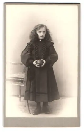 Fotografie unbekannter Fotograf und Ort, Mädchen mit Ball im Porträt