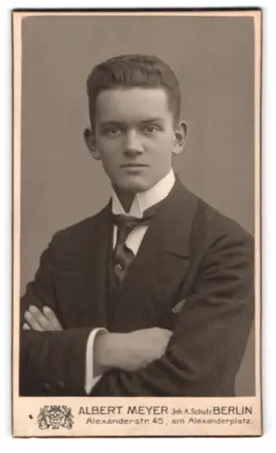 Fotografie Albert Meyer, Berlin, Alexanderstr. 45, Porträt eines jungen Mannes