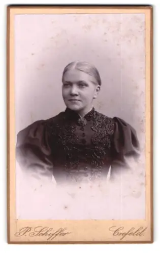 Fotografie P. Schiffer, Crefeld, Neue Linnerstrasse 74, Porträt einer Dame