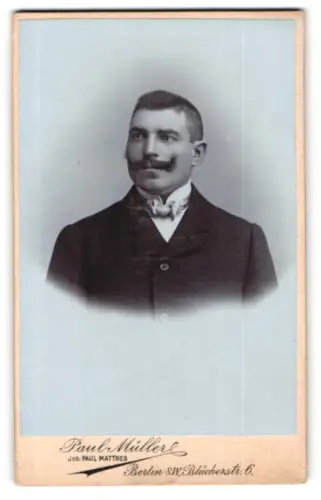 Fotografie Paul Müller, Berlin, Blücherstr. 6, Porträt eines eleganten Herrn