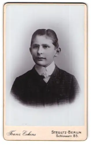 Fotografie Franz Erkens, Berlin-Steglitz, Schlossstr. 85, Porträt eines jungen Mannes