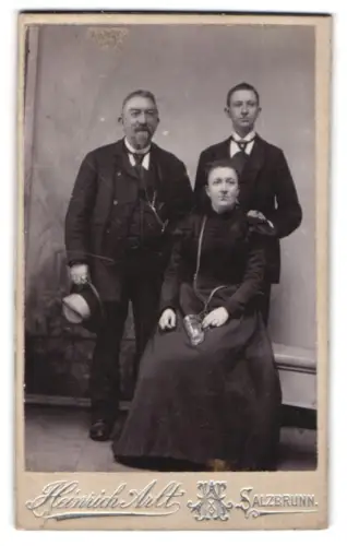 Fotografie Heinrich Arlt, Salzbrunn, Familienportrait mit drei Personen
