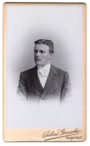 Fotografie Julius Grusche, Neugersdorf, Porträt eines jungen Mannes