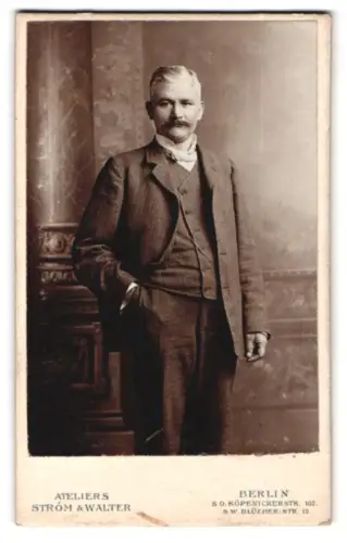 Fotografie Stróm & Walter, Berlin, Köpenickerstr. 102, Eleganter Herr im Anzug