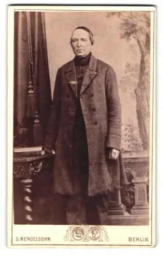 Fotografie D. Mendelsohn, Berlin, Brunnenstrasse 119, Portrait eines Mannes im Mantel