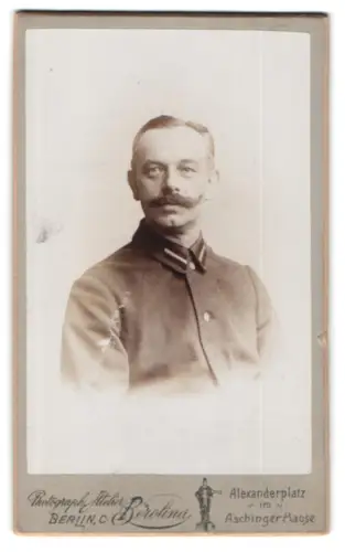 Fotografie Atelier Berolina, Berlin, Alexanderplatz, Porträt eines Mannes in Uniform