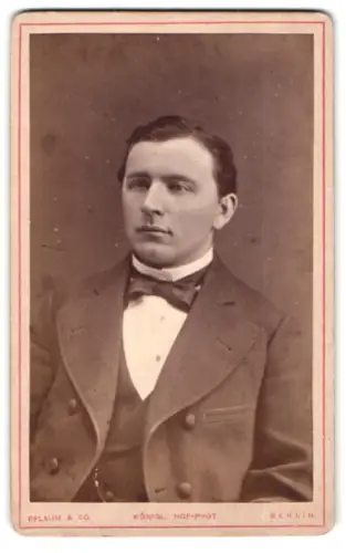 Fotografie Pflaum & Co., Berlin, Königstrasse 31, Porträt eines eleganten Herrn