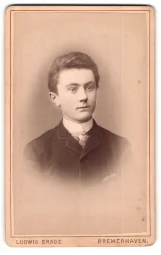 Fotografie Ludwig Brade, Bremerhaven, Fährstrasse 5, Portrait eines jungen Mannes