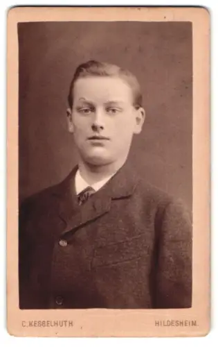 Fotografie C. Kesselhuth, Hildesheim, Langerhagen 1675, Porträt eines jungen Mannes