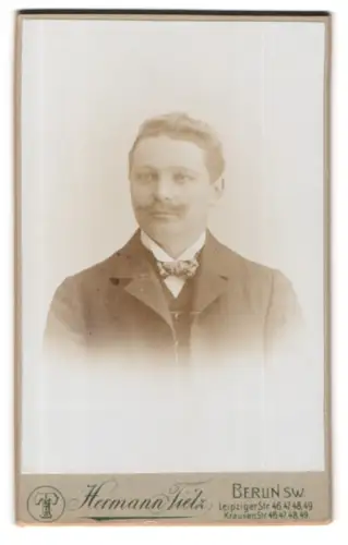 Fotografie Hermann Tietz, Berlin, Leipziger Str. 46, Eleganter Herr mit Schnurrbart