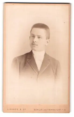 Fotografie L. Haase & Co, Berlin, Unter den Linden 62/63, Porträt eines jungen Mannes