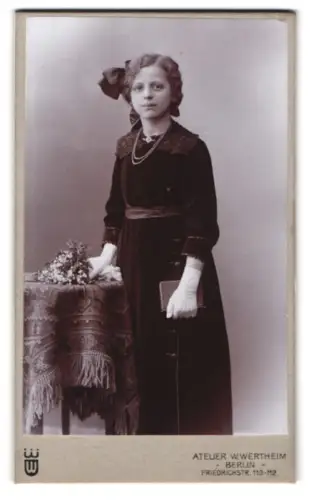 Fotografie W. Wertheim, Berlin, Friedrichstrasse 110-112, Mädchen mit Buch und Blumenstrauss