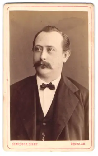 Fotografie Gebrüder Siebe, Breslau, Neue Taschenstrasse 1, Porträt eines Herrn mit Schnurrbart