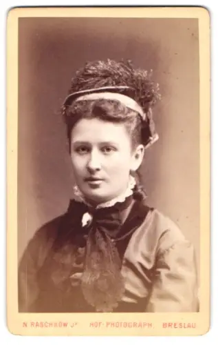 Fotografie N. Raschkow Jr., Breslau, Ohlaustrasse 4, Porträt einer Frau mit elegantem Haarstyling