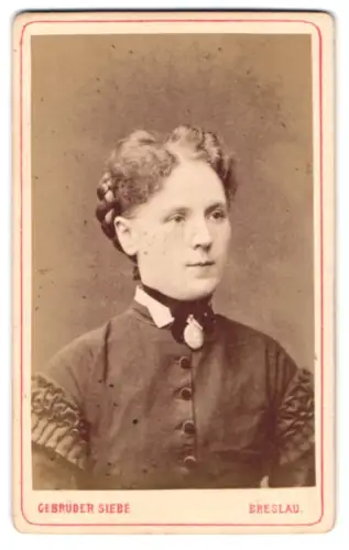 Fotografie Gebrüder Siebe, Breslau, Neue Taschenstrasse 1b, Porträt einer Frau