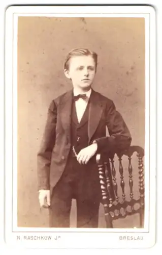 Fotografie N. Raschkow Jr., Breslau, Schweidnitzer Stadtgraben 9, Junger Mann im Anzug