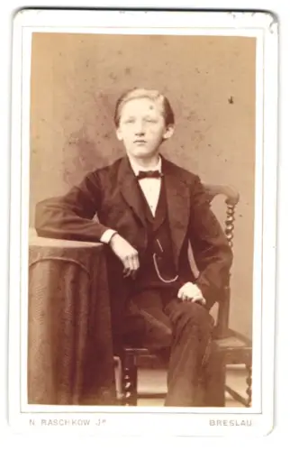 Fotografie N. Raschkow Jr., Breslau, Schweidnitzer Stadtgraben 9, Junge im Anzug sitzend