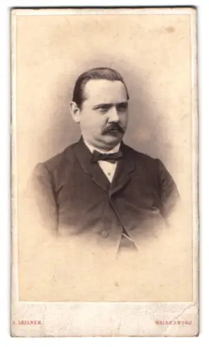 Fotografie A. Leisner, Waldenburg, Am Ringe, Porträt eines ernst blickenden Mannes