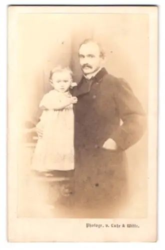 Fotografie v. Lutze & Witte, Stettin, Neue Friedrichstr. 50, Vater mit Kind