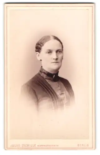 Fotografie Julius Zschille, Berlin, Neue König-Str. 1a, Frau im dunklen Kleid