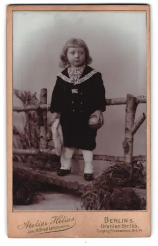 Fotografie Atelier Helios, Berlin, Oranien-Strasse 155, Kind mit Ball und Mütze