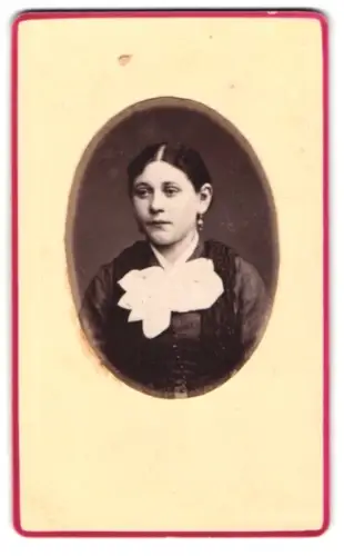 Fotografie P. Mauvillin, Paris, Rue du Commerce 19, Porträt einer Dame mit weisser Schleife