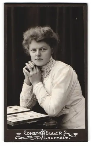 Fotografie Const. Müller, Laupheim, Frau in elegantem Kleid