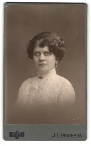 Fotografie J. F. Langhans, Prag, Wassergasse 7, Damenporträt mit Hochsteckfrisur