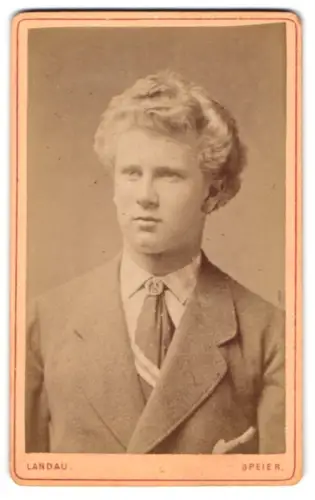 Fotografie C. Rummel & Co., Landau, Portrait eines jungen Mannes
