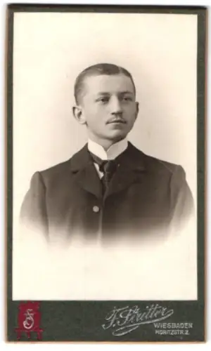 Fotografie J. Stüttler, Wiesbaden, Moritzstr. 2, Porträt eines jungen Mannes