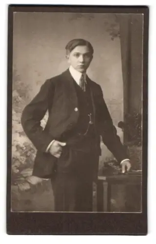 Fotografie unbekannter Fotograf und Ort, junger Mann im Anzug