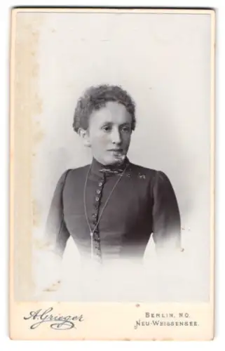 Fotografie A. Grieger, Neu-Weissensee, Königs Chaussee 20, Porträt einer Frau in elegantem Kleid