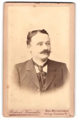 Fotografie Richard Kemmler, Neu-Weissensee, Königs-Chaussee 33, Portrait eines Mannes mit Schnurrbart