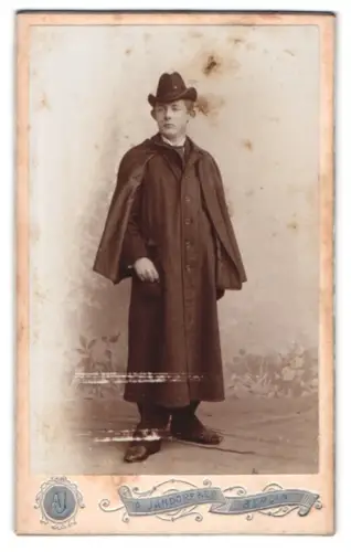 Fotografie A. Jandorf & Co., Berlin, Belle-Alliance-Str. 1, Eleganter Herr in langem Mantel