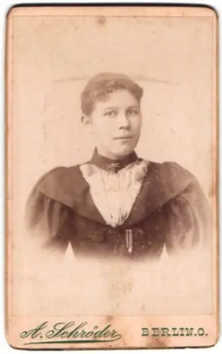 Fotografie A. Schröder, Berlin, Gr. Frankfurterstr. 117, Porträt einer Frau in zeitgenössischer Kleidung