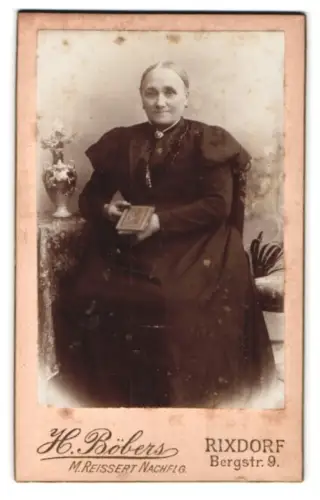 Fotografie H. Böbers, Rixdorf, Bergstr. 9, Ältere Dame mit einem Buch in der Hand