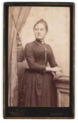 Fotografie A. Hertel, Schwedt, Paradeplatz 111, Porträt einer Frau