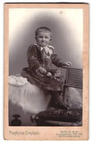 Fotografie Francois Cornand, Berlin, Leipzigerstr. 115/116, Kind auf Stuhl sitzend