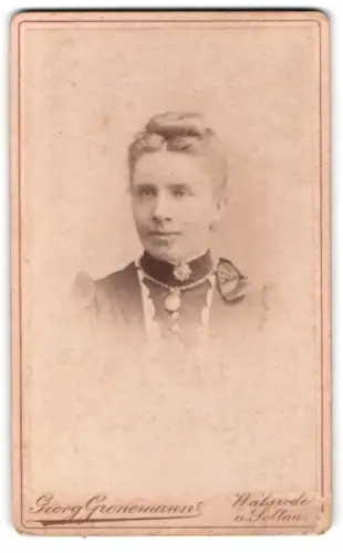 Fotografie Georg Gronemann, Walsrode /Soltau, Porträt einer Frau mit Hochsteckfrisur