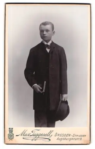 Fotografie Max Jaggesell, Dresden-Striesen, Augsburgerstr. 9, Junger Mann mit Buch und Hut