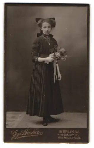 Fotografie Gg. Lemkie, Berlin, Bülowstr. 8, junge Frau mit Blumenstrauss