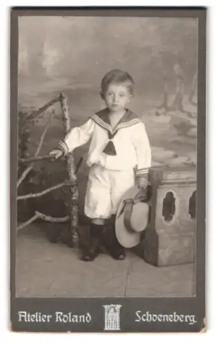 Fotografie Atelier Roland, Schöneberg, Hauptstrasse 17, Porträt eines Jungen im Matrosenanzug