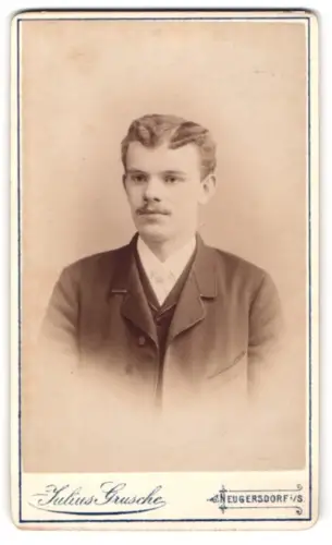 Fotografie Julius Grusche, Neugersdorf, Porträt eines jungen Mannes