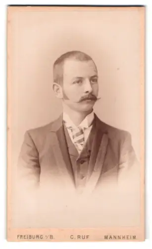 Fotografie C. Ruf, Mannheim, Kaiserstr. 5, Porträt eines eleganten Herren