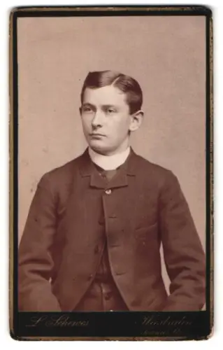 Fotografie L. Schewes, Wiesbaden, 3. Taunus-Str. 3, Porträt eines jungen Mannes